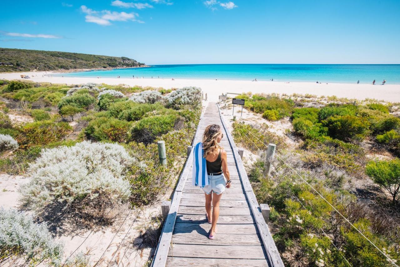 プルマン バンカー ベイ リゾート マーガレット リバー ダンズボロー エクステリア 写真 A boardwalk at Cable Beach
