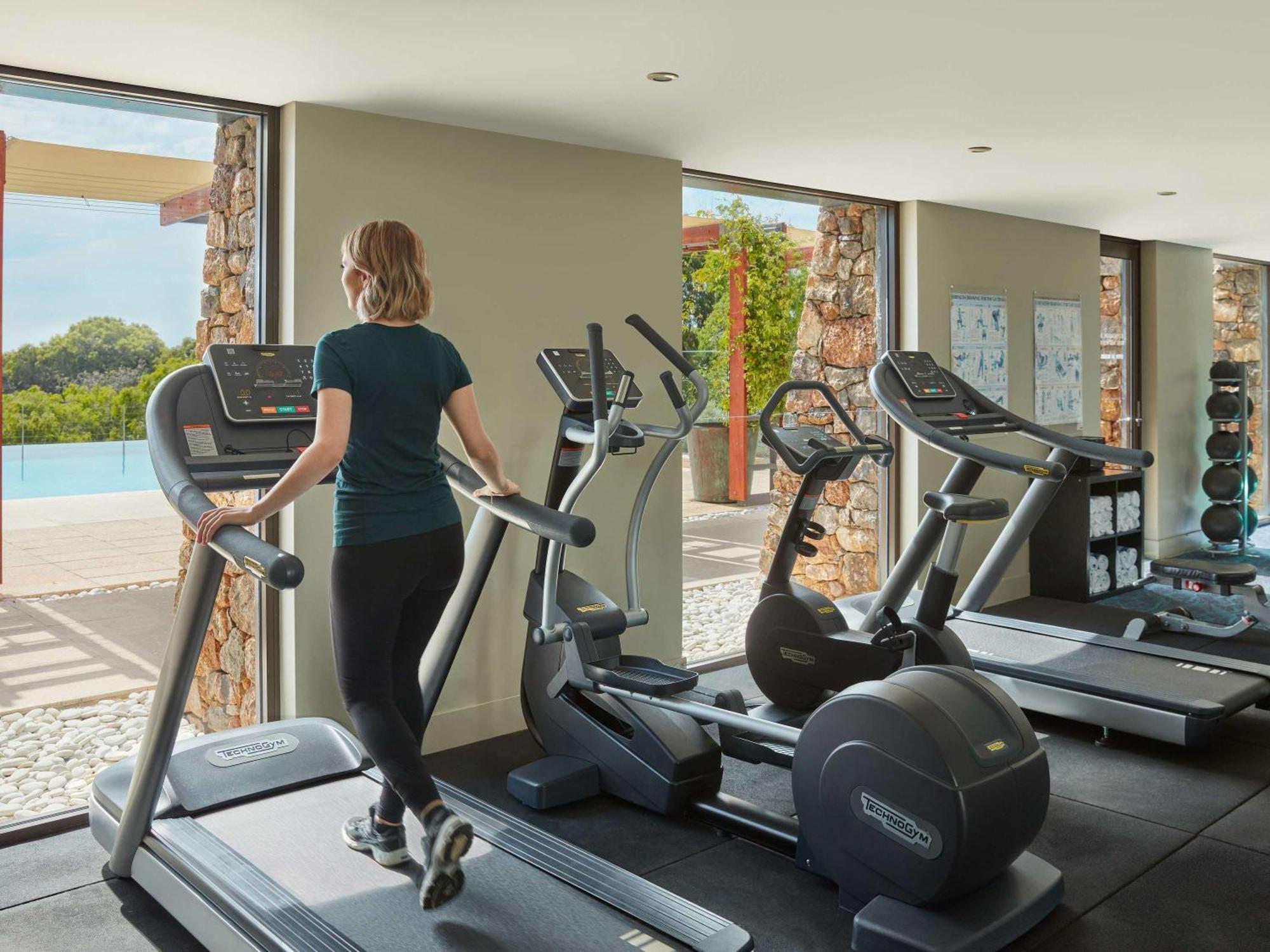 プルマン バンカー ベイ リゾート マーガレット リバー ダンズボロー エクステリア 写真 A woman on a treadmill