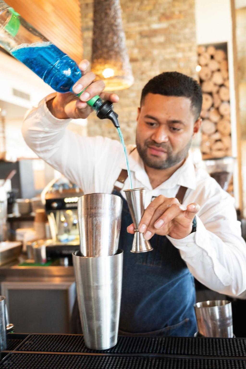 プルマン バンカー ベイ リゾート マーガレット リバー ダンズボロー エクステリア 写真 A barista at work